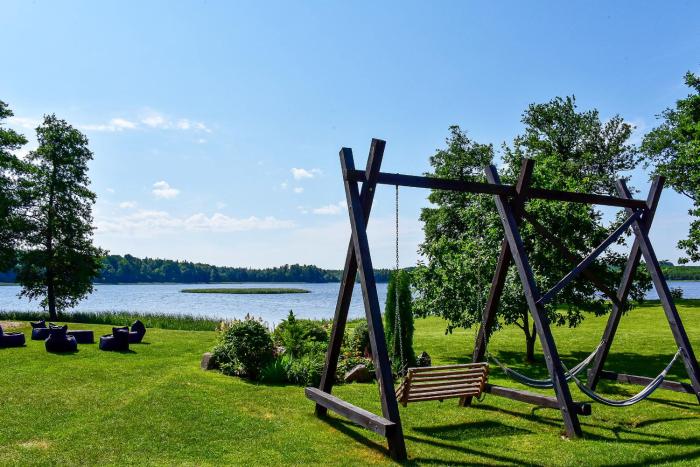 Sodyba Pivašiūnuose ant ežero kranto