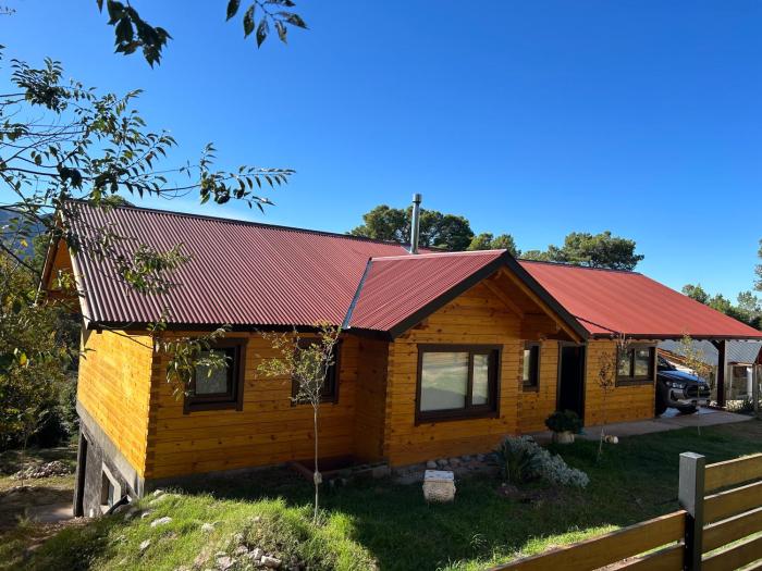 Casa y cabaña vista a las sierras