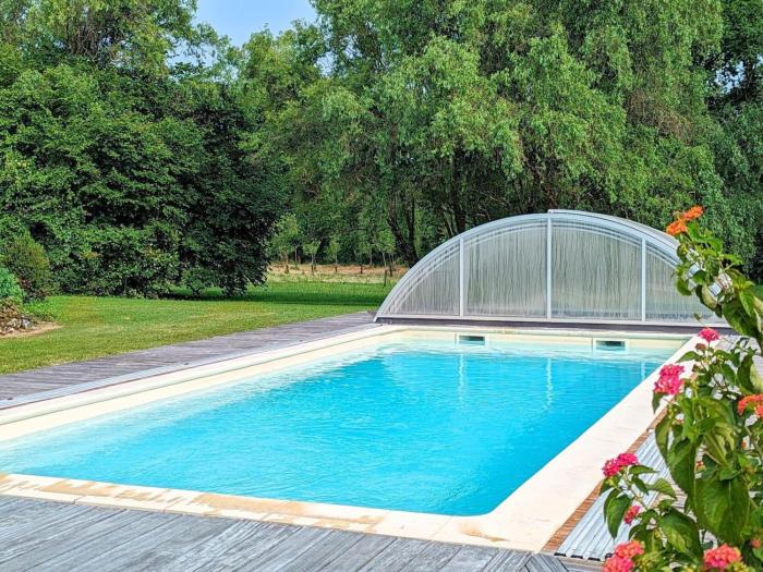 Gîte familial avec piscine couverte, jardin privé, proche dAubeterre-sur-Dronne - FR-1-653-239