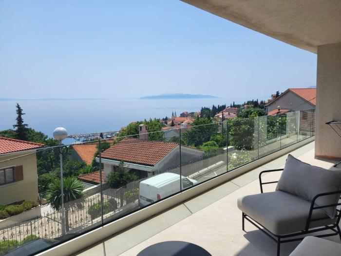Premium apartment with beautiful sea view, short walk to the sea