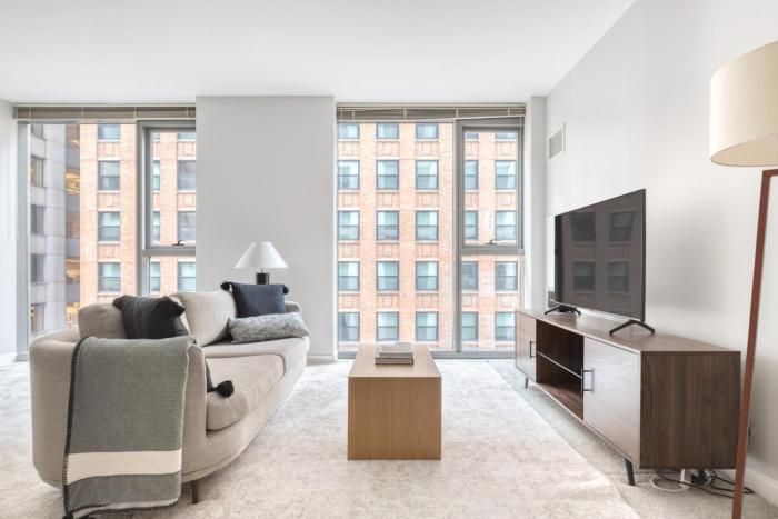 Loop 1br w pool gym lounge nr Riverwalk CHI-634