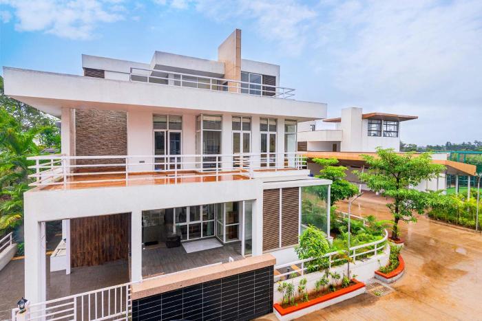 Sierra Skies by StayVista - A mountain-view villa featuring a rooftop swimming pool, Turf, and A gym for an elevated stay