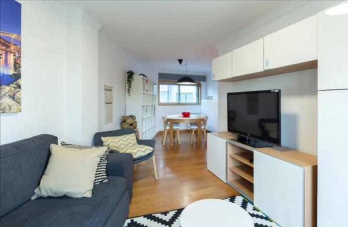 Host Wise - Deluxe Modern Flat w Balcony