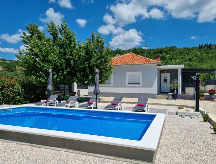Private Pool Villa with Jacuzzi & Mountain View near Makarska