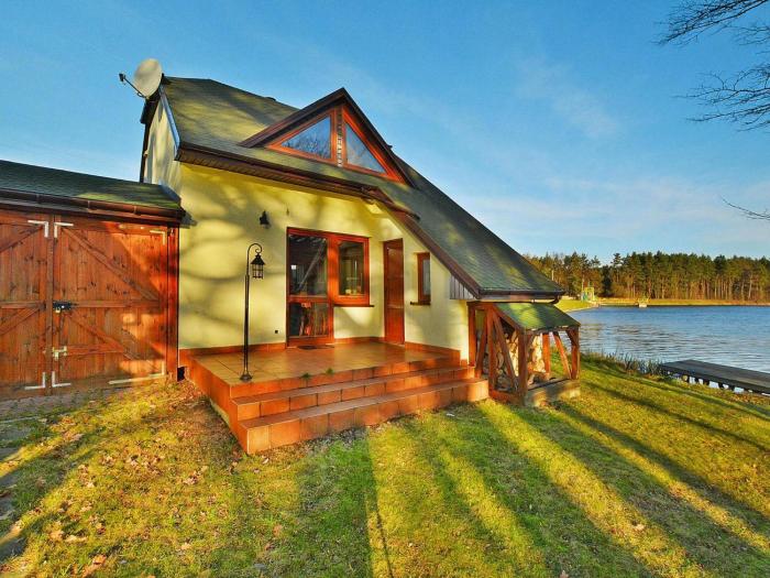 Holiday house by the lake with a fireplace