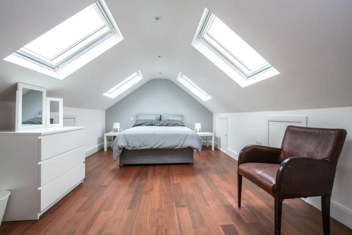 Large Modern Spacious House 6 Bedrooms 5 Bathrooms