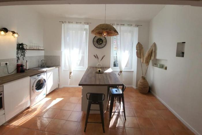 *Blue Éden* Au cœur du village