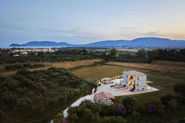 Villa Arianna, close to the beach! by MindYourVilla