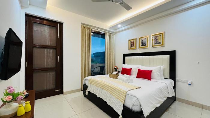 BluO 3BHK Golf Course Road - Balcony, Lift, Terrace