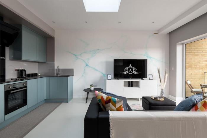 Medway contractor base for summer projects - Apartment 10