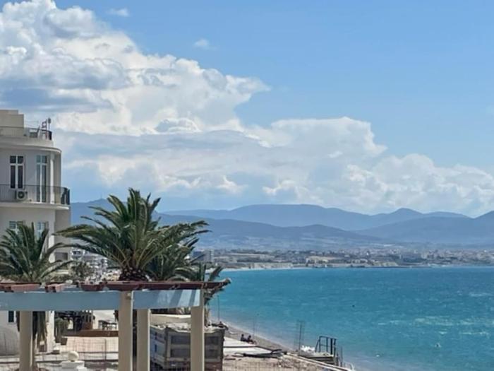 Modern Beachfront apartment Mamizona