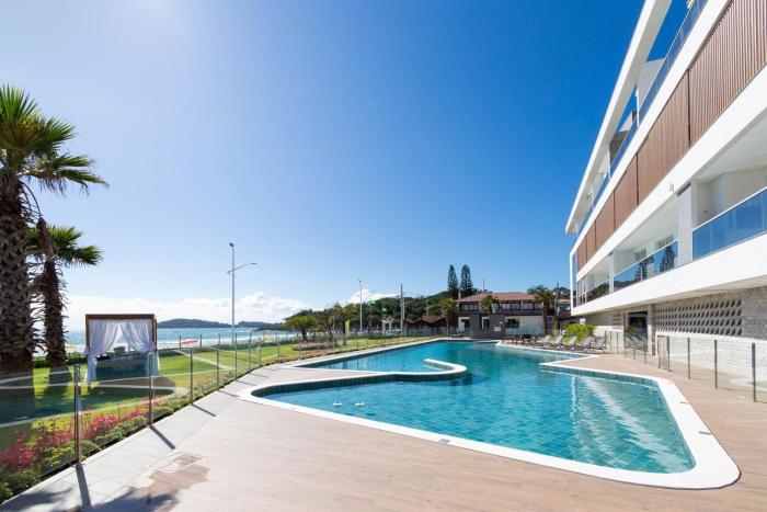 Solar do Atlântico 101 - Apto 2 suítes à beira mar da Praia de Bombas