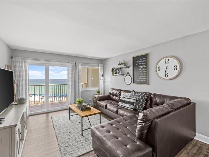 Holiday Surf and Racquet Unit 607