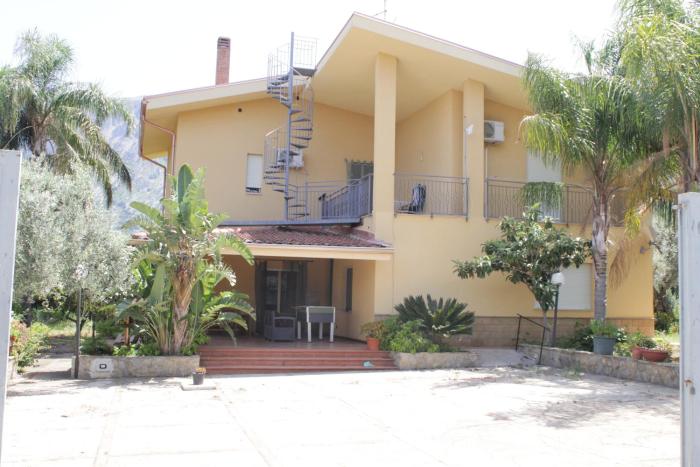 Villa Giù, indipendent villa near airport and sea