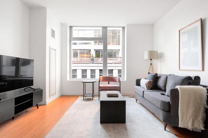 Downtown 1BR w Gym WD nr S Station BOS-618