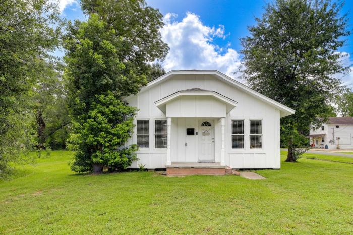 Port Neches Home Rental Walk to Tugboat Island!