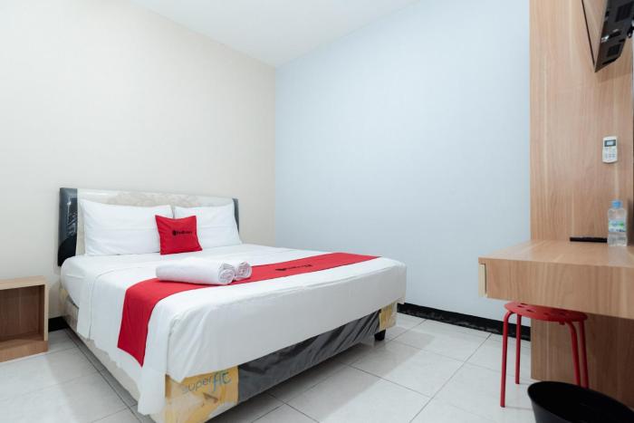 RedDoorz near Puri Indah Lippo Mall 2