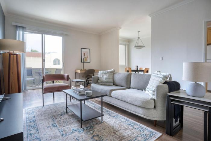 Beverly Hills 1br w pool gym nr restaurants LAX-1082