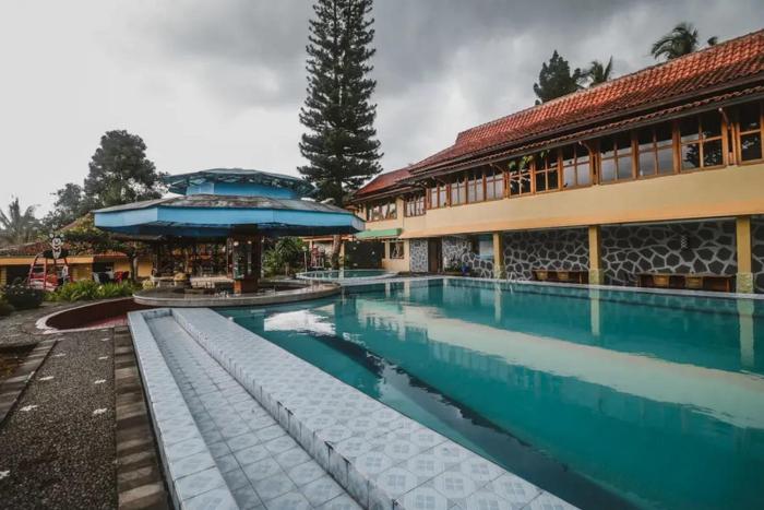 RedDoorz Plus at Neo Asri Hotel Megamendung Puncak Bogor