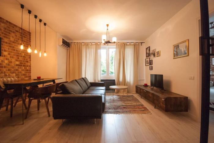 Retro MidTown Apartment
