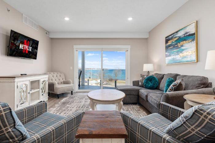 3BDR Lake View Penthouse Condo on West Bay 401W