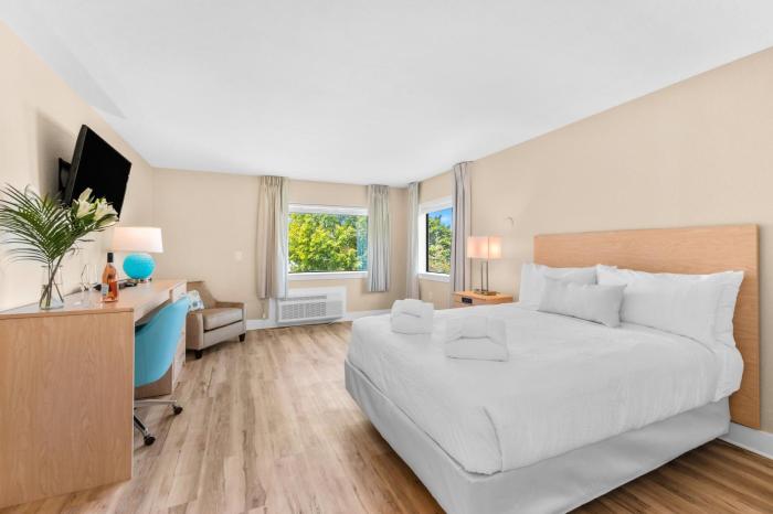 Gold Coast Inn Breathtaking Sunsets Standard Lake View Room 106