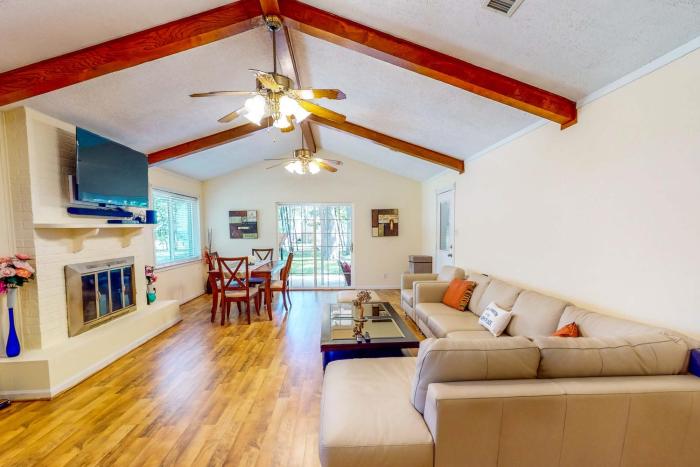 Lake Livingston Hideaway: Peaceful Waterfront Home