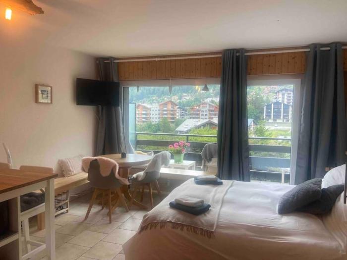 Sunny Swiss mountain Studio in centre by Jolidi