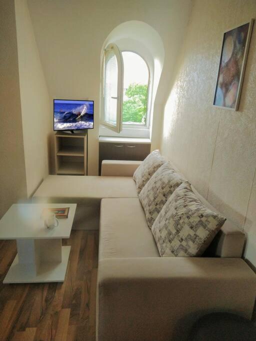 Cozy 2 Bedroom Apartment with Terrace Near the Beach and Park