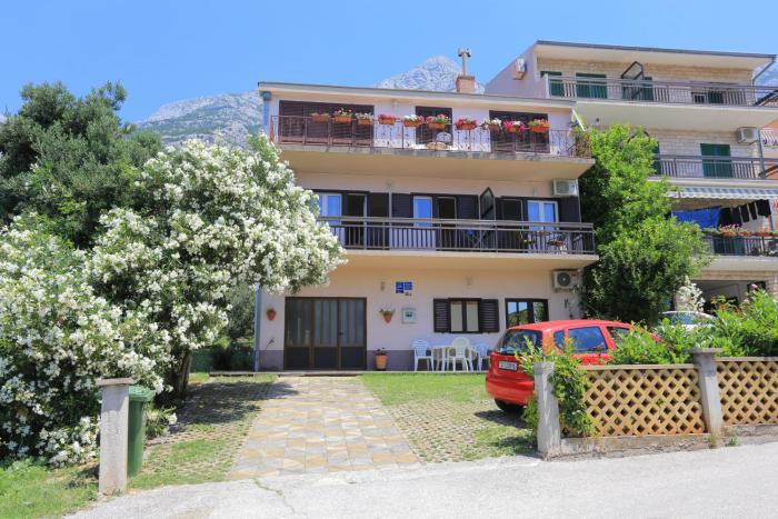 Apartments with a parking space Makarska - 21270