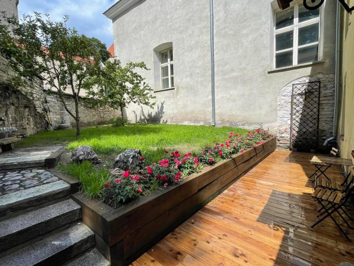 Historic Apartment with Private Garden in Old Town