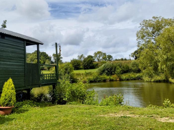 Charming tranquil Shepherds Hut with lakeside balcony Roach
