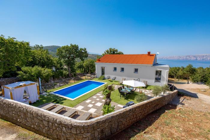 Villa Mirjam with swimming pool, jacuzzi and sea view