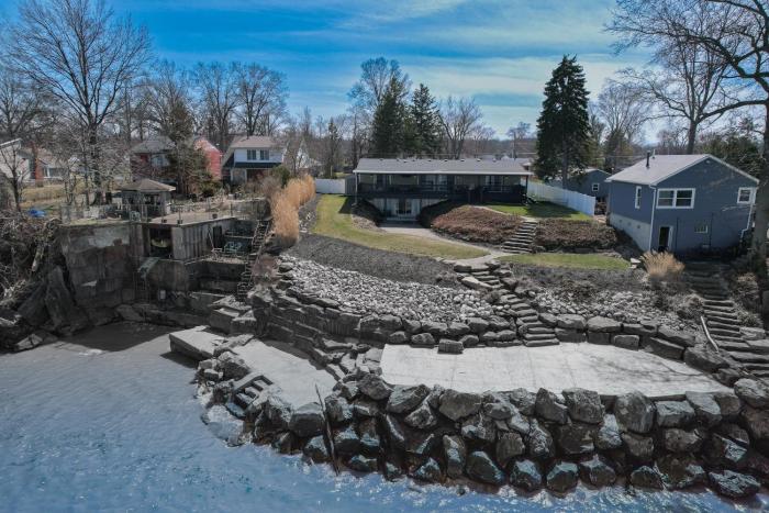 Lakefront 5 Bedroom Vacation Home - Sleeps 12!