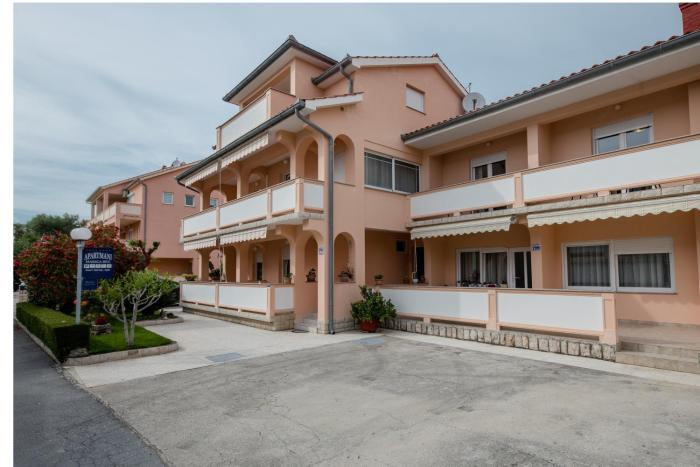 Apartments with parking space Palit, Rab - 4970