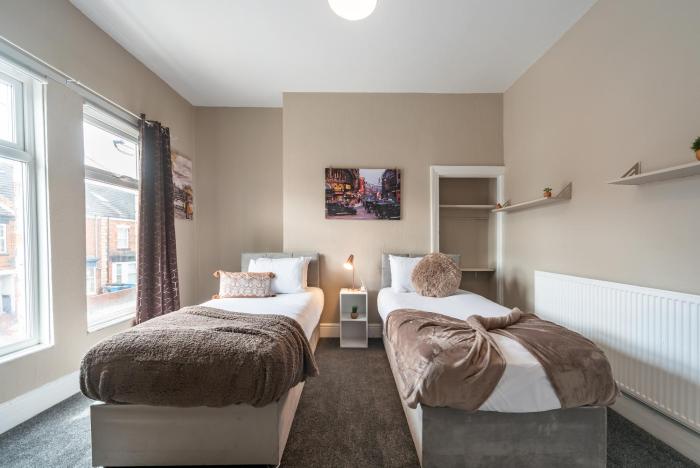 3 bedroom Shalom Sleeps 5 - Ideally Located in Hull- 2 Mins walk to Vibrant Newland Ave