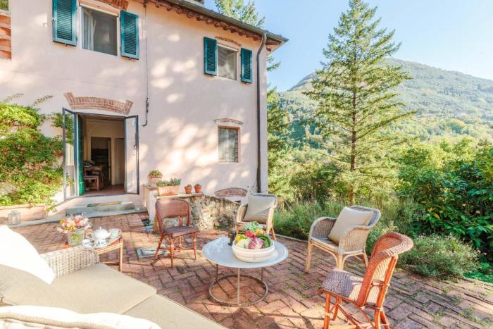 Villa Birdsong, among the Woods in Camaiore