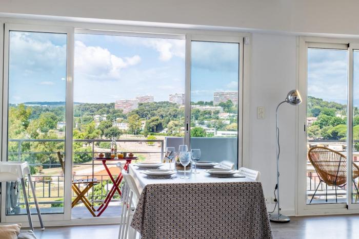 Bright cocoon with sea views