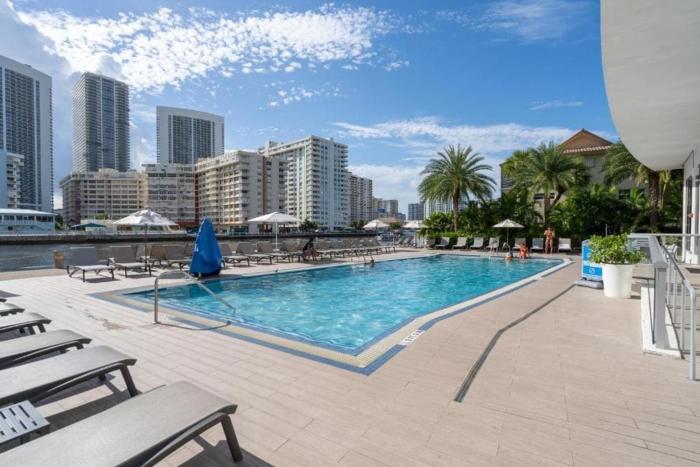 Relax in Style, Miami Beach Apt with Full Kitchen and Dreamy Views -A