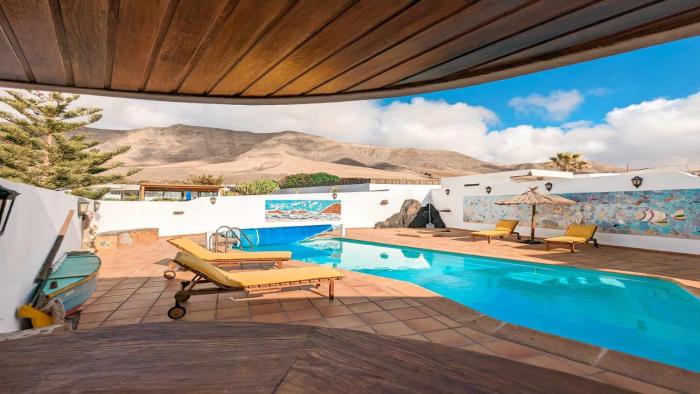 Bungalow Allende Famara con piscina privada y AC