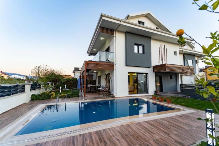 Merkezde Muhteşem Havuzlu Villa