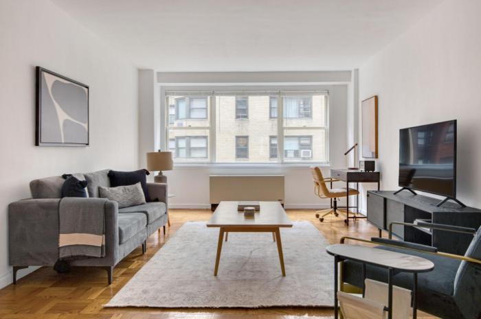 UES 1br w elevator doorman nr Central Park NYC-1186