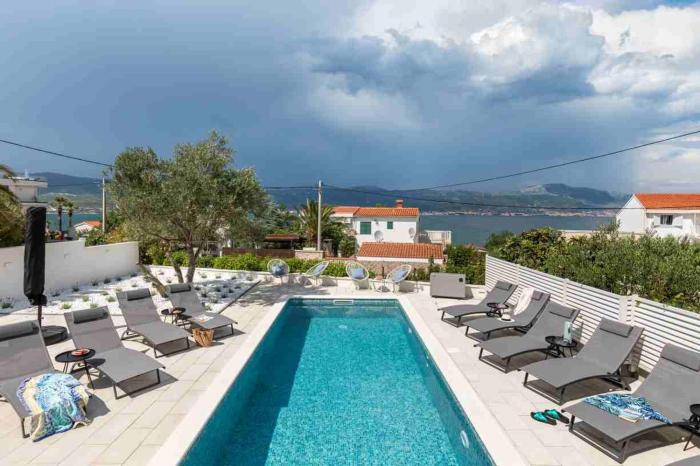 Apartment in Arbanija with sea view, terrace, air conditioning, WiFi 5139-2