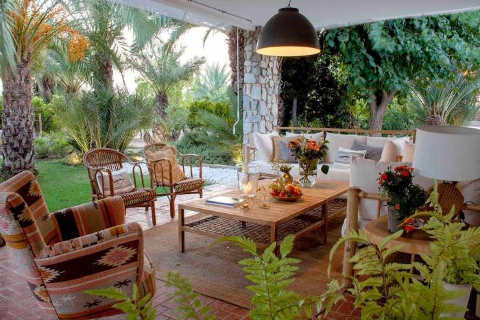 Una casa con encanto y un jardín espectacular para seguir disfrutando del buen tiempo en Alicante