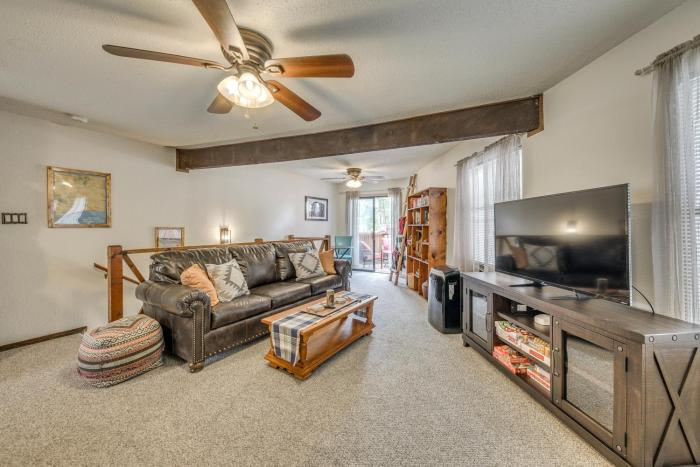 Ruidoso Home w Balcony ~ 16 Mi to Ski Apache!