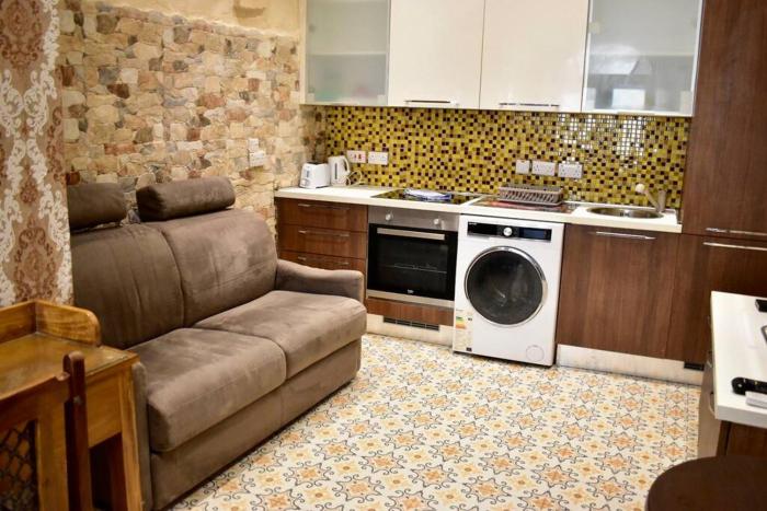 City centre Pied-à-Terre near food market and walking distance to bus terminus