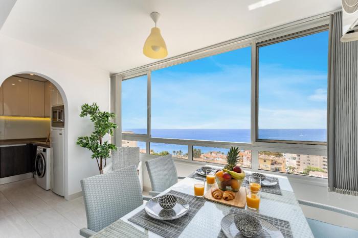 Coastal Charm Renovated 2Bed Apt, Pool, Sea Views