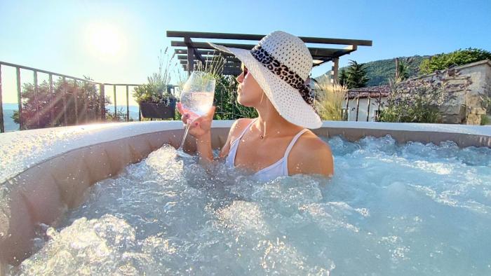 Amazing STUDIO CASA FERMEGLIA with private jacuzzie and perfect panoramic view
