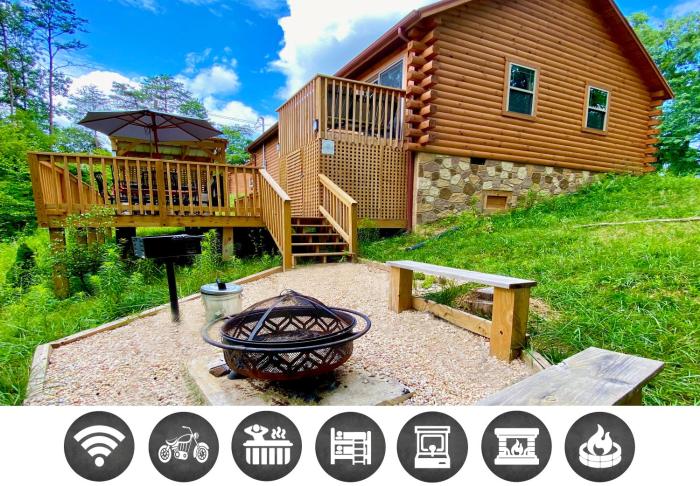 Foxes Den Cabin with Private Hot Tub