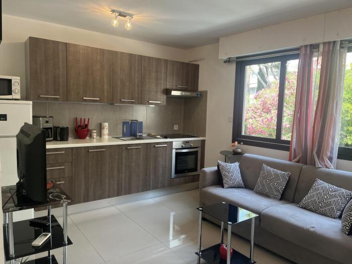 Studio Moderne à Saint-Raphaël Proche Plage et Commerces - FR-1-466A-50